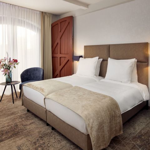 Carousel room 1024x768 B Monument Room 1